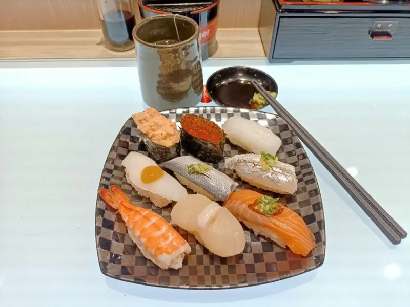 新北市板橋區板橋美食|海壽司-板橋大遠百店。食材新鮮、空間迷你、價格略高!