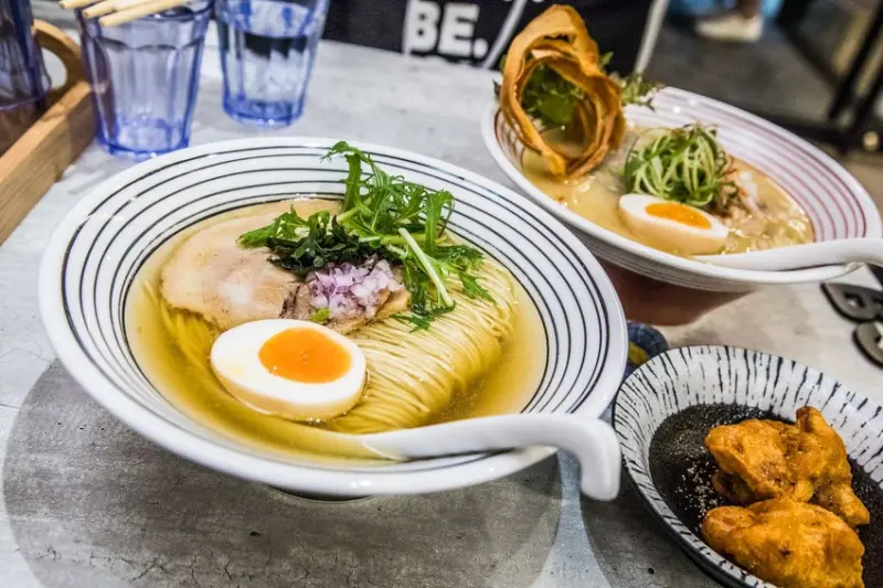 [桃園中壢]中壢拉麵推薦，下大雨也要排隊吃的濃郁雞白湯拉麵！極清拉麵 - 大手牽小手。玩樂趣