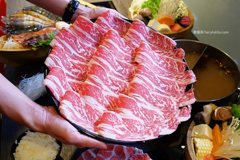 大份量肉盤最便宜只要300元，超高CP值平價涮涮鍋，免費甜點、還附飲料讓你無限喝到撐！ @蹦啾♥謝蘿莉 La vie heureuse