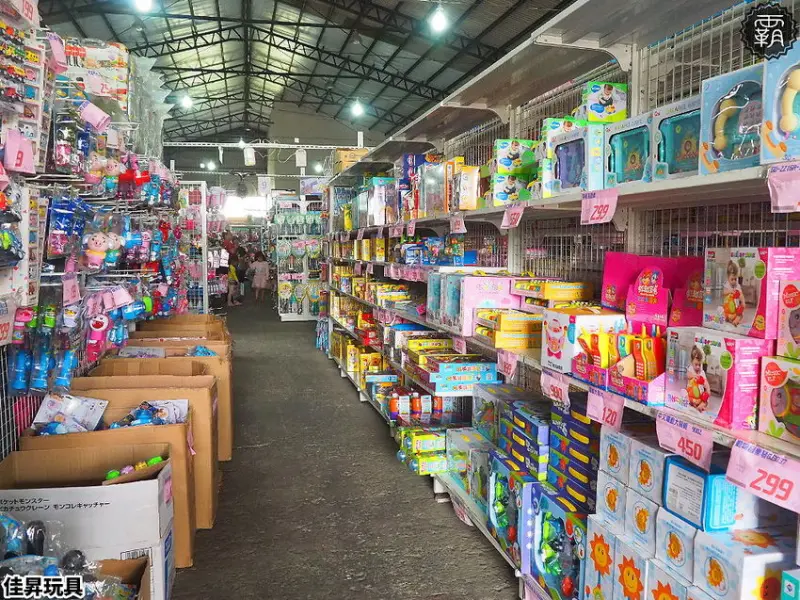 台中300坪大型玩具批發清倉4.8折，佳昇玩具生活百貨，衛生紙、義美小泡芙整箱扛著走～