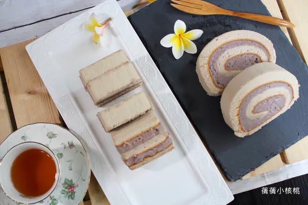 【母親節蛋糕推薦-香帥蛋糕Ｘ樂天旗艦店】精緻小長芋＋經典芋泥卷。嚴選來自於大甲在地的香純芋泥，綿密的蛋糕夾著飽滿的芋泥餡，一口咬下，嘴裡滿溢的濃濃芋香，這樣真材實料的好味道，就是要獻給我最愛的母親！