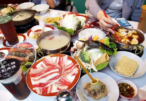 港動吃鍋｜鍋物180元起 菜盤超威附小龍蝦 復古香港茶餐廳懷舊風格