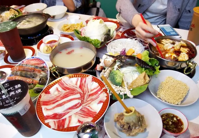 港動吃鍋｜鍋物180元起 菜盤超威附小龍蝦 復古香港茶餐廳懷舊風格