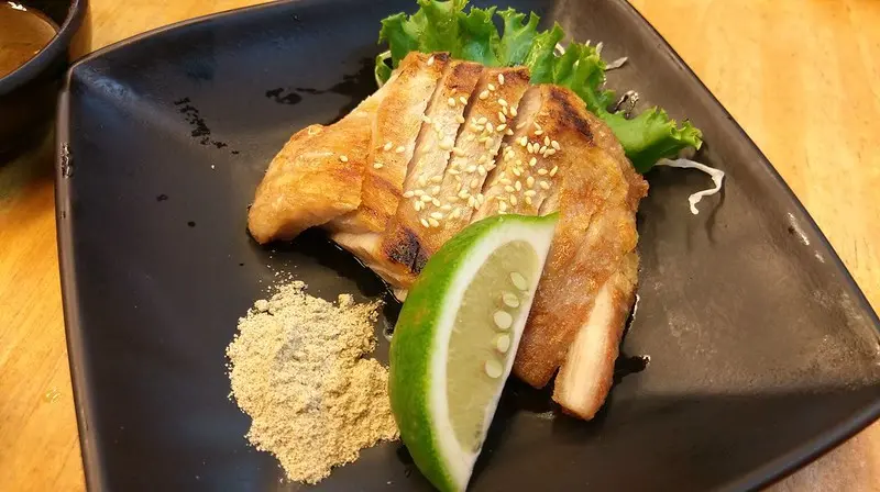 【美食】台中大里區。築也日本料理店(益民店)@ 東榮路與益民路路口。雞腿蓋飯。沙拉。手卷。壽司。