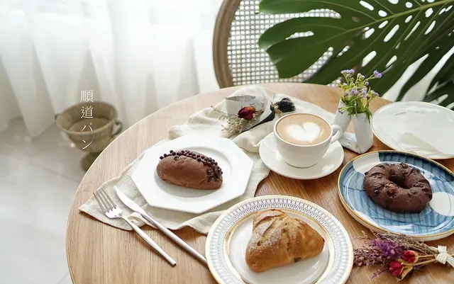 【台中豐原】純白古典浪漫下午茶『順道パン』。好吃手作麵包甜點│質感環境美翻了│豐原麵包推薦