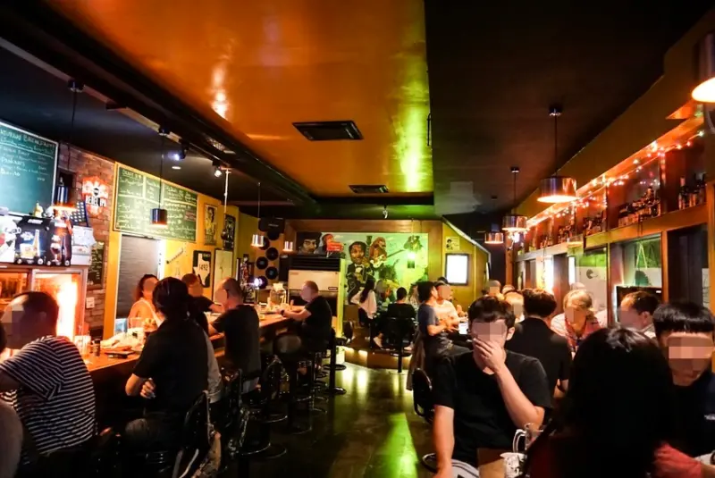 【 高雄夜晚何處去。下班假日必去的氣氛酒吧／隱藏市區巷弄內老外激推】黑狗酒館