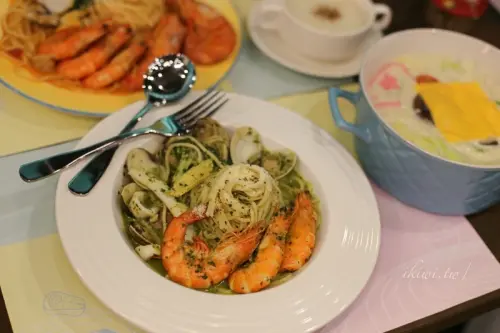 彰化與你見麵｜彰化平價美食聚餐推薦義大利麵燉飯披薩，近好樂迪/國泰世華銀行，夢幻彩虹系IG打卡熱點，幸福滋味湧上心頭 - Kiwi 樂活食旅