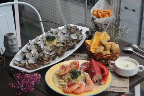 彰化美食｜與你見麵-夢幻少女貨櫃屋餐廳，摩艾販賣機門超吸睛