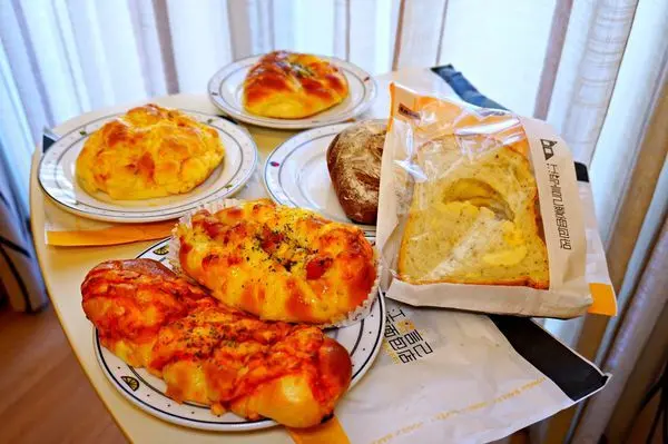 [高雄美食] 江鳥言己 (鴻記麵包店)-IG爆紅小份吐司牆 /新鮮手作麵團/ 創意台式口味