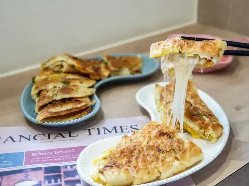 台南美食||好時辰手工蛋餅﻿-文青蛋餅店，超罪惡拉絲蛋餅還有小肉豆與炸湯圓可以搭配||中西區、粉漿蛋餅