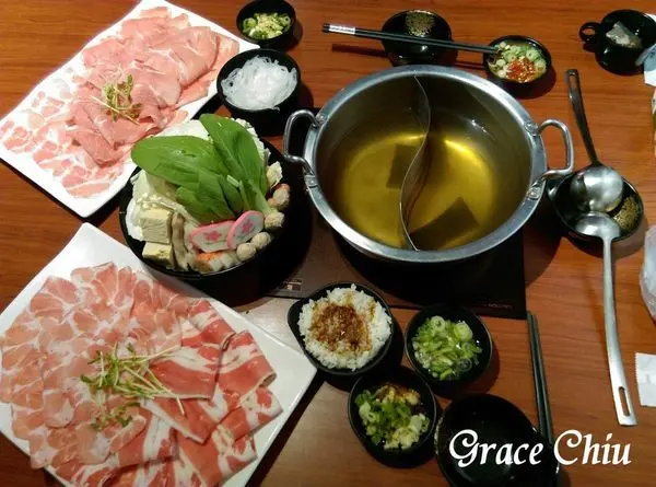 肉多多火鍋～歡慶三週年推出＂搭訕小鮮女＂＆＂究愛小鮮肉＂紀念套餐，打卡再加贈150g肉盤，肉量多多多