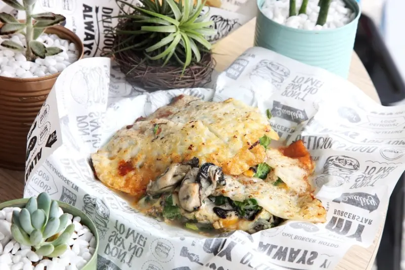 台南美食-芯芯要去【木+炭碳烤吐司】~超犯規!早餐吃蚵仔煎還有綠咖哩雞腿排配泰式奶茶會不會太過份