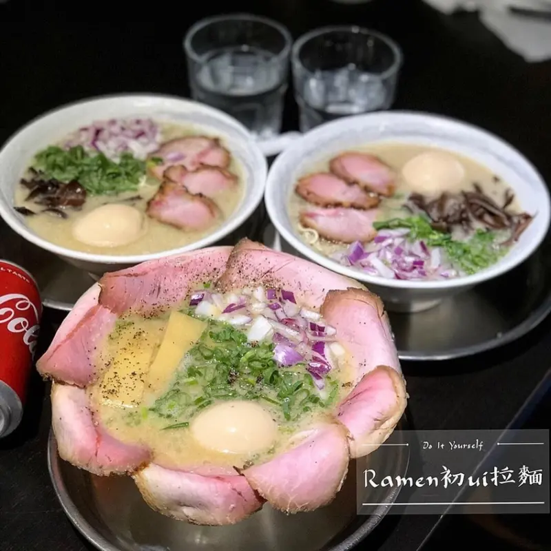 | 高雄美食 | 鳳山排隊美食/昏暗街頭必吃的日系拉麵/湯頭無敵濃郁/Ramen初ui拉麵