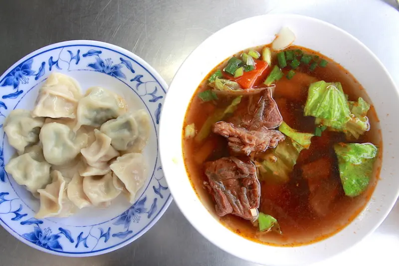 吃。高雄|左營區|眷村美食。北方麵食，左營大路美食，隱藏版刀削麵及麵疙撘「半畝園刀削麵」。