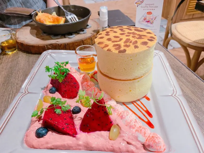 《台北❤️中山》英格莉莉Engolili（誠品南西店）豹紋鬆餅美翻，推紅龍果桂香奶茶＆很飽的英式早午餐