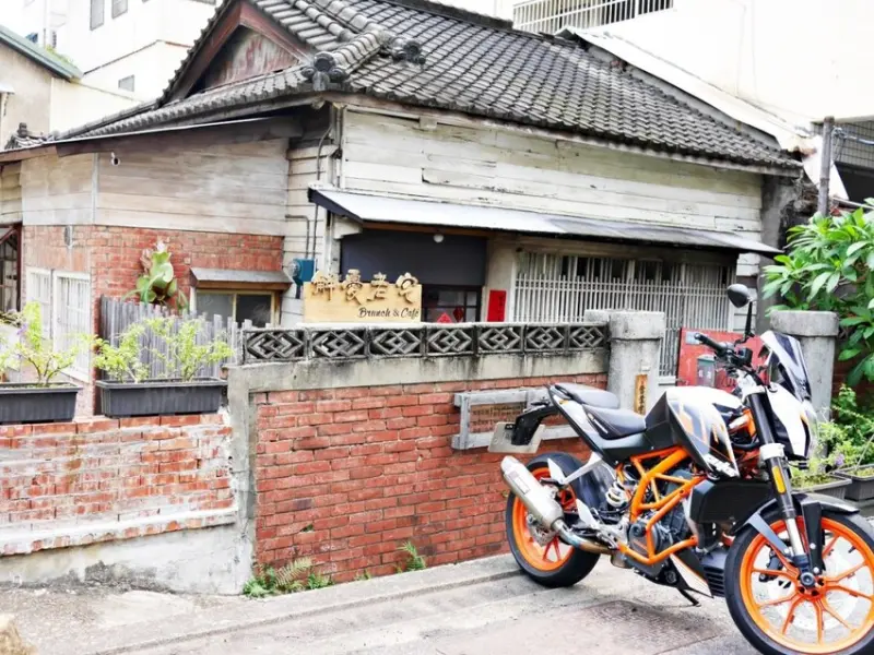 解憂老宅,讓人像是走進了時光隧道的老宅咖啡館，餐點也好吃-臨近台中第五市場