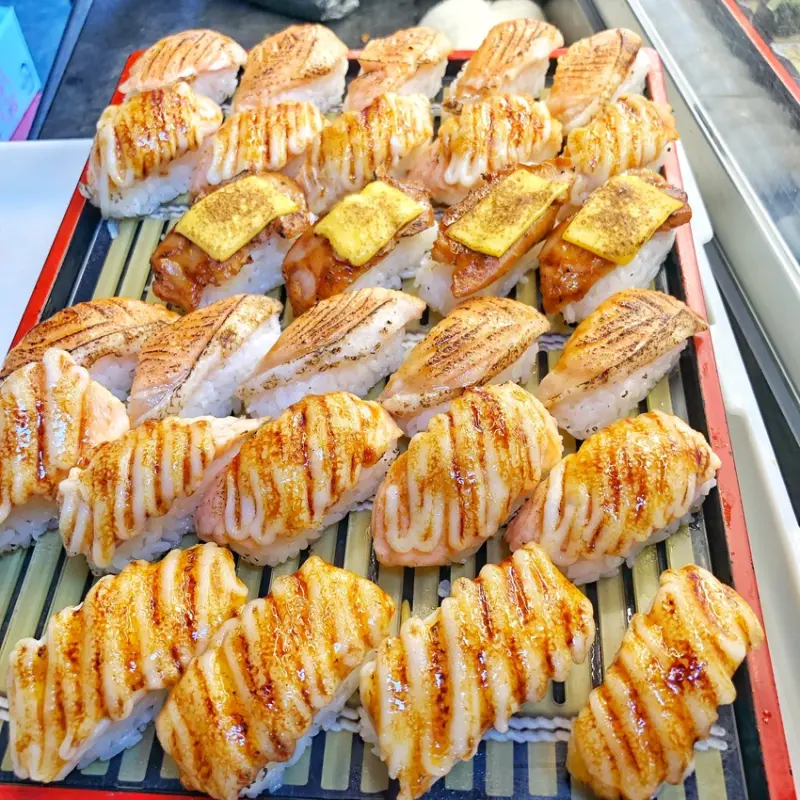 台南育樂街【黑武藏十元壽司】炙燒鮭魚只要10元銅板價 !? 壽司口味將近50種可選 超高CP值 | 小白只饗ㄔ美食