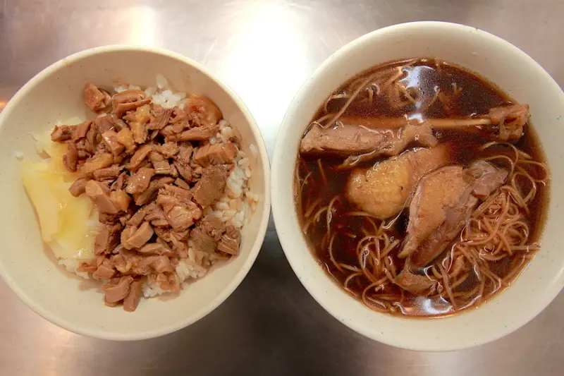 吃。高雄|三民區|鼎中路分店，鴨片飯偏甜滋味，當歸湯頭濃郁，餐點口感中規中矩「梅州當歸鴨」。