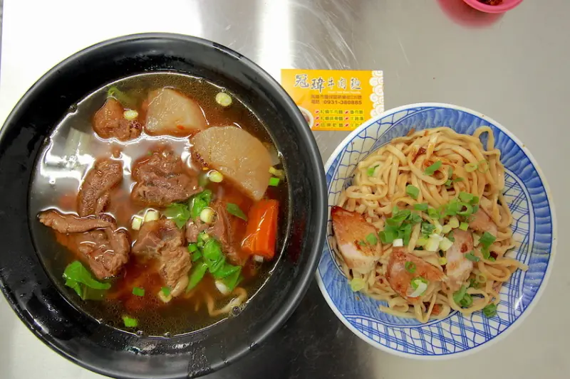 吃。高雄|鹽埕區。新店報報，新樂街美食，餐點口感很有水準，定價卻是稍微偏貴「冠瑋牛肉麵」。
