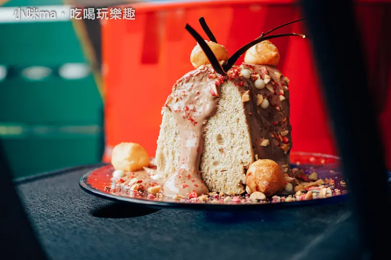 吉十咖啡 café & bakery ▏珠寶盒般的瑪黑茶特色戚風蛋糕  口感Q彈濕潤。肉桂捲漢堡搭烤雞腿 鹹甜組合也能蹦出新滋味。新竹下午茶/甜點推薦