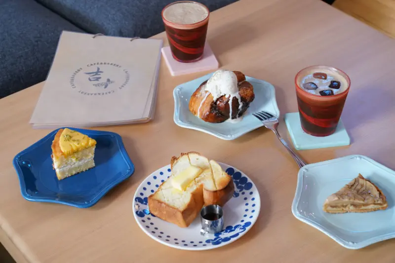 【新竹美食】吉十咖啡｜美味肉桂捲｜自製手工麵包甜點｜專業烘焙教室｜