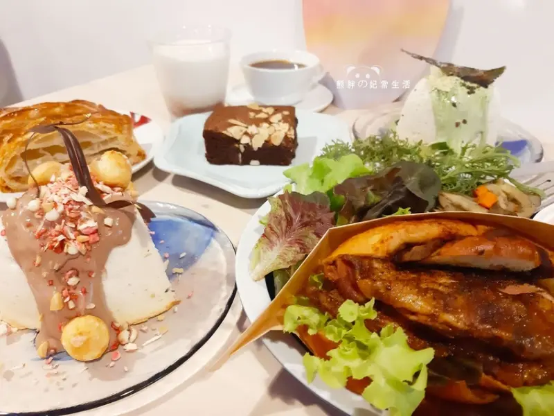 【新竹東區】吉十咖啡特餐口感風味多層次，戚風蛋糕綿密好漂亮，招牌肉桂捲......