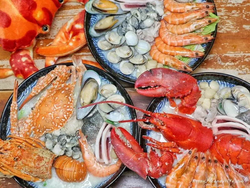 霸氣螃蟹海鮮粥│超狂海鮮粥在這裡！海鮮多到不行，還有整隻活體龍蝦入料，沒預訂吃不到！