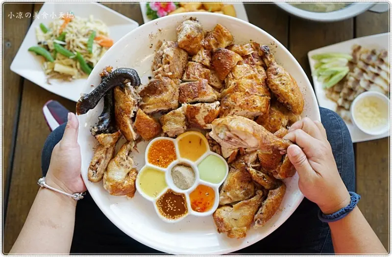 北屯大坑美食║阿鴻大灶雞，都市裡驚見阿嬤ㄟ大灶！脆皮烤雞+彩虹醬汁，香嫩多汁咬一口超銷魂！(近情人橋)
