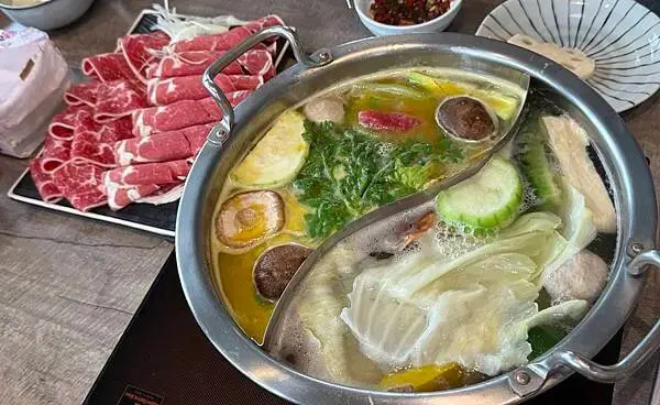 宜蘭玻璃屋火鍋推薦！老婆吃鍋必點海陸雙人套餐，享受田中央的浪漫時光。