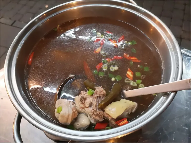 【台南美食】想吃雞膳料理不用在跑遠，來秦記雞膳料理就對了。雞鍋、熱炒、啤酒~好友相約聊天聚餐好去處