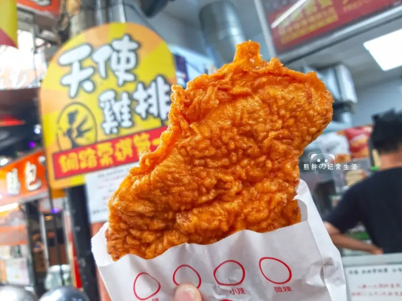 【台中西屯】天使雞排-逢大店，逢甲夜市內的排隊美食，外皮酥脆、肉質鮮嫩多汁，堅持不幫切，只給你最爽脆多汁的美味