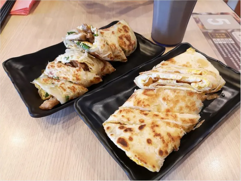 【高雄早午餐】捷米早安主廚~大推超脆麻油脆蛋餅&九層塔燒肉捲餅，不能錯過的平價早餐店！