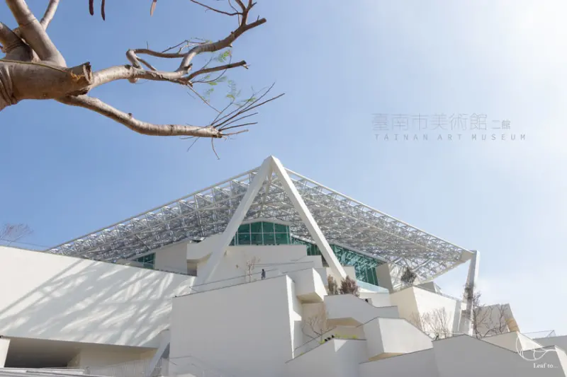 臺南美術館二館,關於美的一切-府城中心盛開的純白鳳凰花