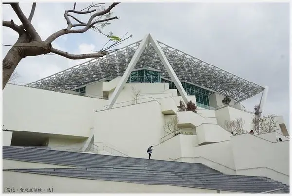 [台南|日本建築大師坂茂設計。台南市美術館二館]
