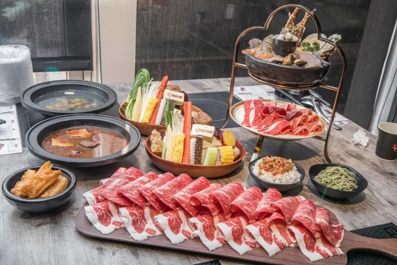 [桃園中壢]中壢CP值最高龍蝦鍋物！野生龍蝦+頂級牛小排、西班牙伊比利豬只要699元！嗑肉石鍋-中壢中美店（文中有優惠） - 大手牽小手。玩樂趣
