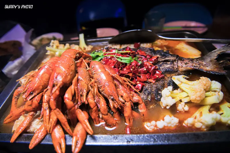 【新北新莊|水貨烤魚鍋】好吃又搶睛 打卡100分的小龍蝦烤魚鍋來了!!新增外送服務囉!!