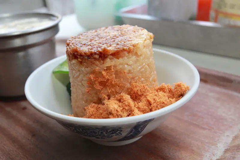 吃。高雄|左營區|左營大路美食。隱藏版美食，飄香超過20年，原味滋味の筒仔米糕「東園米糕」。