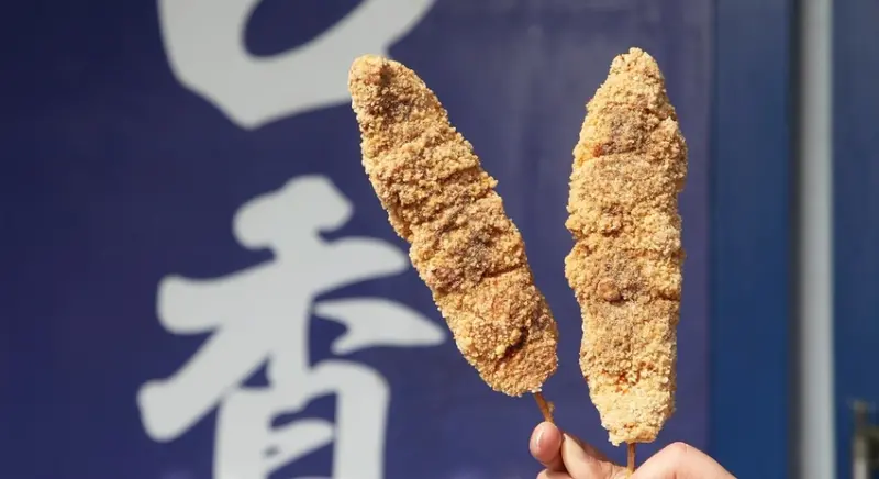 台南美食【大口香雞排】超大支雞肉串，新營鄉親力推銅板美食