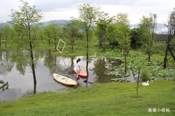【宜蘭包棟民宿推薦/兄弟姊妹一同去旅行】十六崁宜蘭民宿。當晚風徐徐吹過，這時炙熱的太陽早已披上一層橘紅色的薄紗，划著小船，靜靜的欣賞著落羽松森林倒映在波光粼粼的湖面上，此刻的我彷彿走進了有著濃濃歐洲風