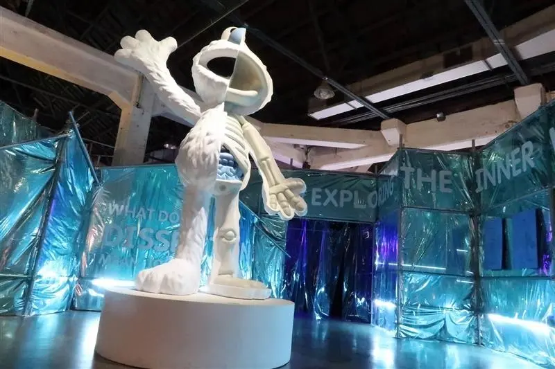 華山展覽 玩具解剖展 ELMO蝙蝠俠海賊王剖一半 潮牌合作周邊也好買 Jason Freeny Asia~