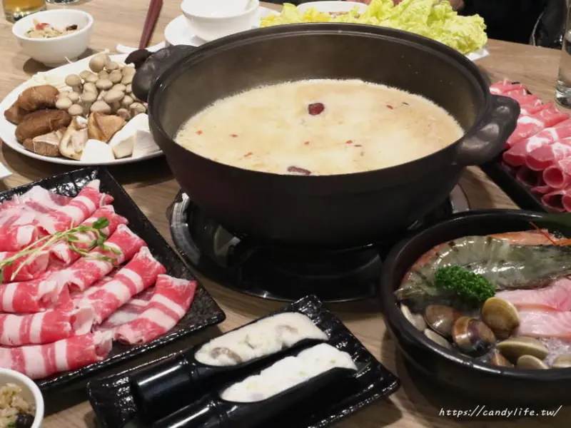 台中美食│火鍋106-粵式豬肚煲鍋〃公益路火鍋推薦，必點招牌湯頭胡椒豬肚雞鍋，熬煮40小時，湯頭濃郁又好喝～