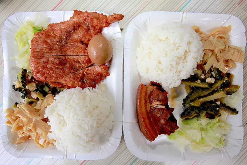 吃。高雄|左營區|果貿社區。眷村村美食，飄香超過30年，隱藏版美味の便當店「三元排骨便當」。