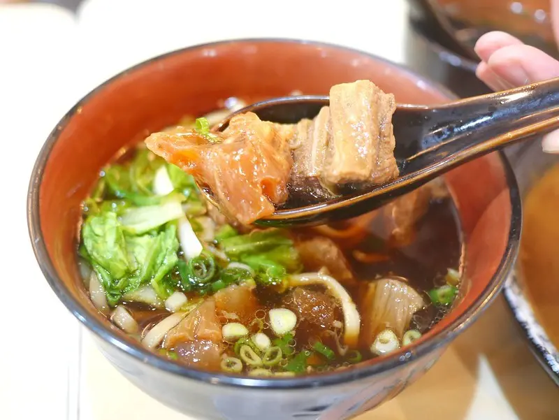 【新竹美食】三商巧福(竹北店)，原汁原味半筋半肉牛肉麵、咖哩雞肉飯好吃。限時優惠-三商i美食卡加APP會員送燙青菜一份。