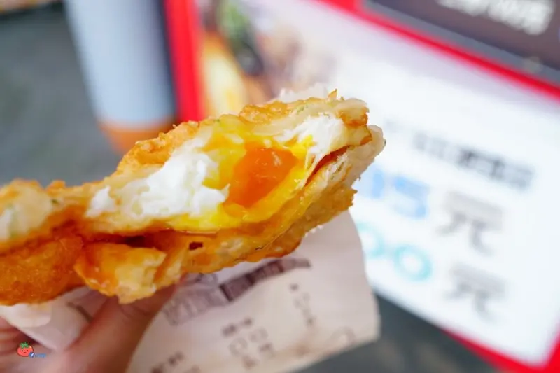 【鶯歌小吃推薦】平價銅板美食 BOOM炸蛋蔥油餅 半熟滿蛋液流下來 現擀現炸 3個就外送