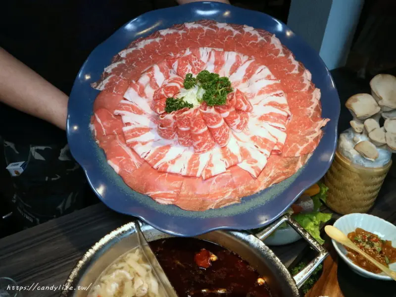 台中美食│王品新品牌青花驕麻辣鍋進軍台中囉！還有全台獨家青花椒生啤，只有台中喝得到哦～