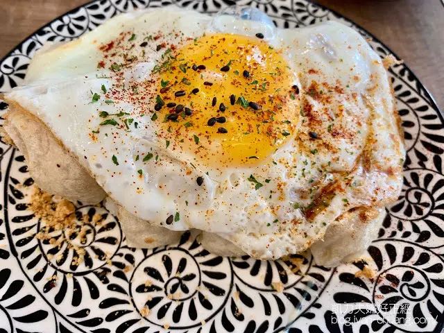 【高雄文青早餐】尋早早餐｜老宅改建文青風內裝，這個菜色太創新我不愛啊
