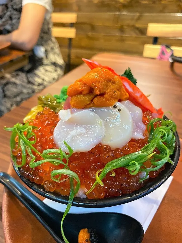 【新竹 美食】山口刺身ま丼飯專賣店-東門店，市場裡的小攤圖一口新鮮吃得一口爽度滿點