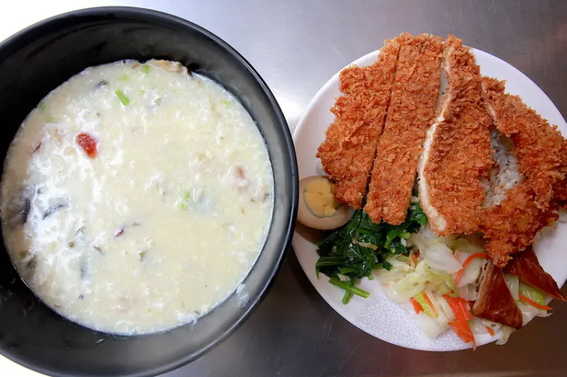 吃。高雄|左營區|果貿社區。眷村村美食，餐點應有儘有，整體餐點美味，CP值堆高高，值得樂天小高推薦給您品嚐「小排檔小吃店」。