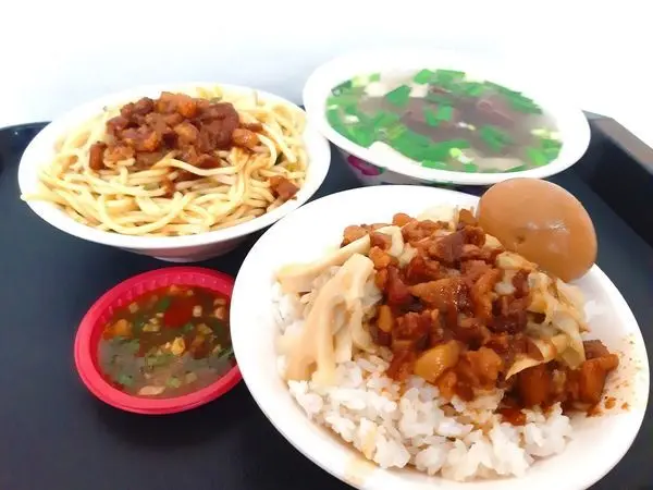 台中-豐原在地美食康康豬大腸豬血湯,每天都人朝滿滿,必吃炒麵、大腸湯。