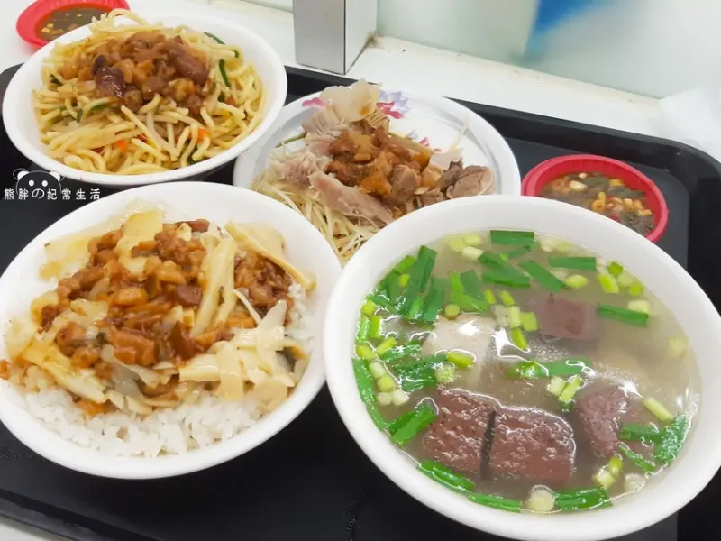 【台中豐原】康康豬，豐原超人氣中式超人氣早午餐，風味口感不輸米其林必比登，鹹香滷肉飯+大腸豬血湯配自製蔥辣醬一吃上癮